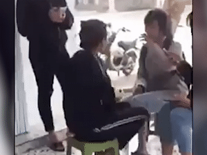 Nữ sinh lớp 10 bị bạn cùng trường đánh liên tiếp vào đầu
