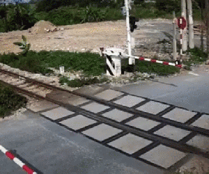 Video: Nam thanh niên bẻ lái ngoạn mục, thoát chết ngay trước đầu tàu hỏa