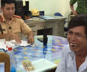 Bị tịch thu xích lô, người đàn ông bật khóc chia sẻ về hoàn cảnh và được CSGT hỗ trợ tiền mua xe máy