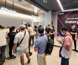 Xếp hàng nửa đêm chờ Galaxy S20 mở bán tại Việt Nam