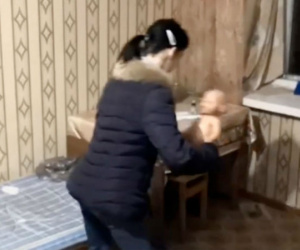 Bé 2 tuổi làm rơi vụn bánh ra sàn, mẹ tức giận nhét cả miếng bánh mì vào miệng khiến con chết ngạt, video dựng lại hiện trường gây phẫn nộ