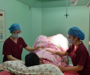 Sản phụ bí mật đưa cho bác sĩ 1 mảnh giấy trước khi lên bàn đẻ, khi mở ra đọc người buồn cười, người thấy chua xót