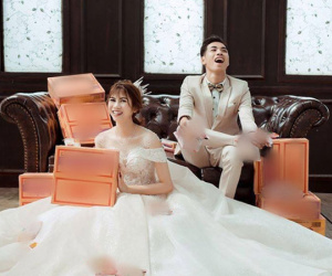 Nhân viên studio tiết lộ sự thật việc chú rể dùng 50 thùng mì tôm cầu hôn rồi lấy chụp luôn ảnh cưới: 'Bộ ảnh cũng dính những tranh cãi'