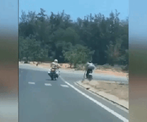 VIDEO: CSGT truy đuổi thanh niên cầm đao, lạng lách với tốc độ cao