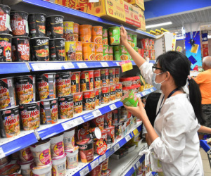 Hàng thiết yếu dồi dào, giá ổn định