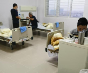 Người gần nhà cô gái nhiễm COVID-19 ở Hà Nội: Đừng nhìn chúng tôi như vật bị cách ly!