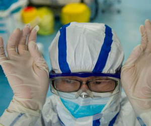 Nữ bác sĩ kiên cường khi đồng nghiệp và bố mẹ nhiễm virus corona: 'Nếu chúng tôi cũng ngã xuống, ai sẽ chữa trị cho mọi người?'