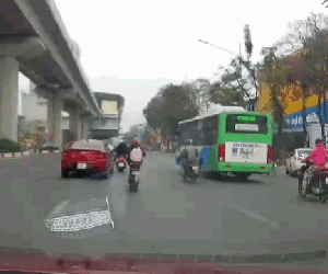 Video: Ô tô con húc bay xe máy, 2 người phụ nữ thoát chết trước đầu xe buýt