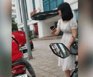Đòi quay ngược trở lại điểm xuất phát để nhờ bạn trả tiền xe ôm nhưng không được, cô gái lớn tiếng quát 'Biến đi, anh tử tế quá' với tài xế sau khi được cho free tiền xe