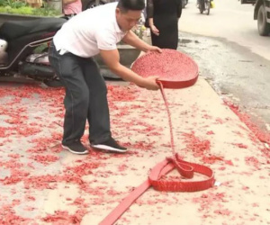 Thêm một đối tượng đầu thú vụ đốt pháo đỏ đường trong đám cưới ở Hà Nội