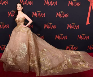 Thảm đỏ 'Mộc Lan' ở Mỹ bùng nổ vì Lưu Diệc Phi diện váy phượng hoàng siêu hoành tráng