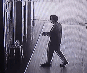 Rửa tay xong, người đàn ông lấy luôn chai rửa tay khô của chung cư cất vào ô tô gây bức xúc