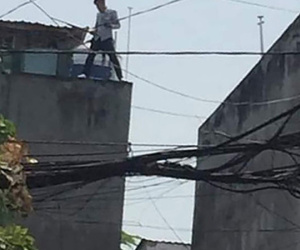 Nam thanh niên phê ma tuý, xịt hơi cay vào cảnh sát rồi trốn lên mái nhà