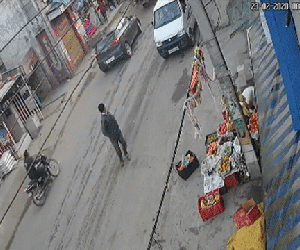Video: Kinh hoàng cảnh xe tải mất lái đâm trực diện ô tô rồi lật nghiêng trên đường