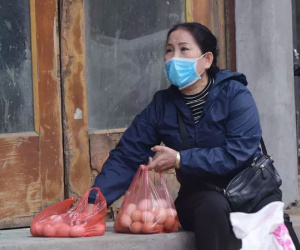 Hà Nội: Cung ứng thực phẩm tươi ngon, nguồn gốc rõ ràng, miễn phí cho gần 200 người dân cách ly ở phố Trúc Bạch