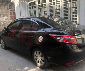 Đỗ xe chắn hết cửa nhà người khác, chủ xe đắng lòng nhận về 'lời nhắn' nổi bật trên thân xe