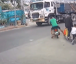 Video: Xe máy lao thẳng vào gầm xe tải, tài xế suýt mất mạng