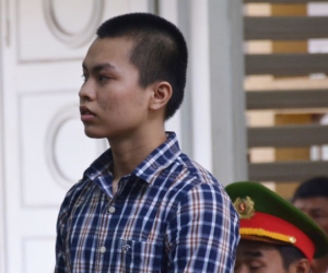 Thiếu niên 14 tuổi đâm 3 người thương vong người lĩnh 6 năm tù