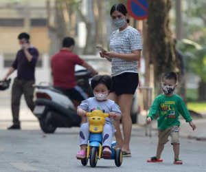 Cuộc sống cách ly của gần 200 người dân phố Trúc Bạch bước sang ngày thứ 6 ra sao?