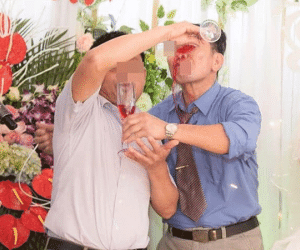 Dở khóc dở cười với màn chúc rượu 'cồng kềnh' của 2 ông thông gia