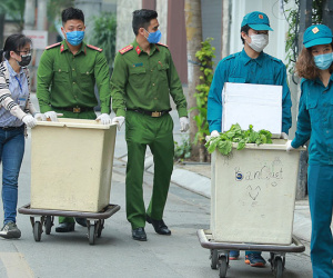 Công an, bảo vệ tổ dân phố đẩy xe phát thực phẩm miễn phí cho người dân Trúc Bạch đang bị cách ly