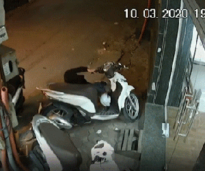 Video: Thanh niên vờ nghe điện thoại, bẻ khóa trộm SH ngay giữa phố Hà Nội