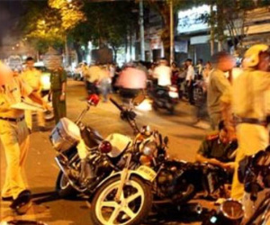 Ô tô tông 2 xe máy khiến 2 đại úy công an cùng bảo vệ dân phố bị thương nặng