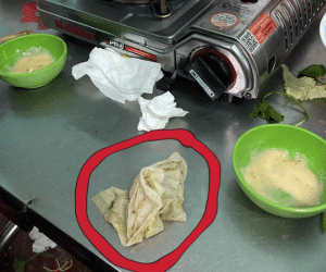 Hãi hùng vớt được miếng khăn ướt ra từ nồi lẩu, cô gái trẻ đăng đàn bóc phốt khiến dân tình kẻ thì mắc ói đòi tẩy chay, người lại chỉ ra điều sai sai này