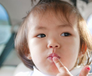 Chuyên gia gợi ý cách để trẻ không chạm tay lên mặt - hành động khiến lây lan virus COVID-19