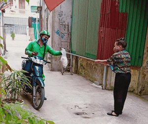 Sợ lây nhiễm virus corona, chị gái nghĩ ra cách có 1-0-2 để đưa hàng cho shipper khiến dân tình cười nghiêng ngả
