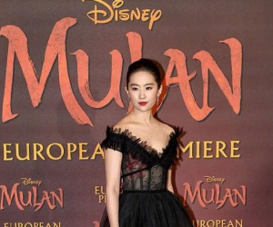 Bất chấp Mulan dời lịch chiếu vô thời hạn trên toàn thế giới, Lưu Diệc Phi vẫn xuất hiện tại thảm đỏ ở Anh