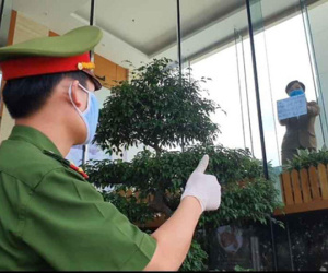 Đốn tim với hình ảnh người phụ nữ trong khu cách ly ở Đà Nẵng với tấm biển nhờ các anh công an 'mua giúp em 1 bát cháo cho em bé'