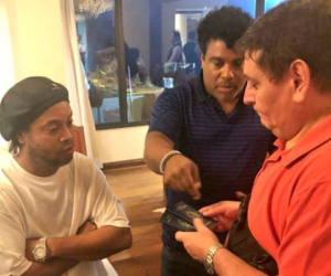 Huyền thoại Ronaldinho sống sung sướng trong tù