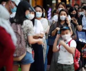 13 người nhiễm Covid-19 ở Thái Lan sau khi hút thuốc, uống rượu chung
