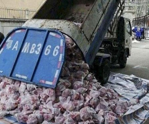 Dùng xe rác chở thịt cho dân, quan chức Vũ Hán bị sa thải