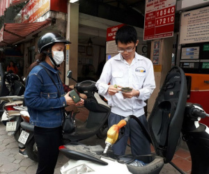 Giảm tối đa hơn 2.500 đồng/lít, giá xăng xuống sát 15 ngàn/lít