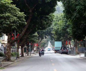 Cuối tuần, đường phố Hà Nội vắng tanh như... mùng 1 Tết