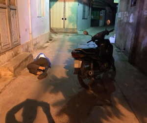 Nam thanh niên vứt xe, ngủ giữa ngõ khiến người đi đường phải trông đồ hộ