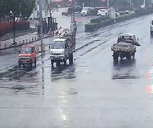 Video: Bình khí nén lao như tên lửa trên đường quốc lộ