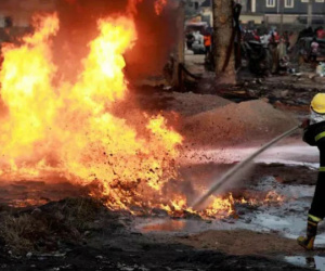 Xe tải tông vào đống bình gas, 15 người chết, 50 toà nhà tan hoang