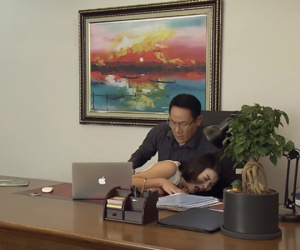 'Đừng bắt em phải quên' tập 5: Linh trơ trẽn cố tình vấp ngã để ôm Luân