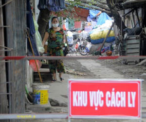 Video: Người dân ở nơi BN39 nhiễm COVID-19 sinh sống được phát thực phẩm, nhu yếu phẩm miễn phí