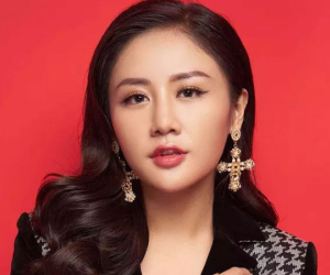 Ca sĩ Văn Mai Hương tặng 500 bộ quần áo chống dịch và khẩu trang y tế