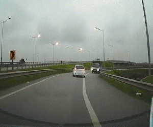 Video: Chạy ngược chiều, tài xế xe tải vẫn bấm còi inh ỏi ép xe khác phải né tránh