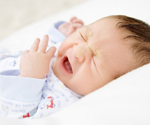 Vì sao trẻ con hắt hơi, người lớn hay nói 'Cơm muối'?