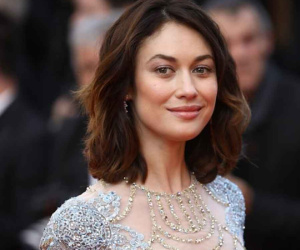 Sau khi xác nhận bị nhiễm Covid-19, nữ diễn viên 'James Bond' Olga Kurylenko tiết lộ bị sốt gần 39 độ nhưng vẫn không được nhập viện