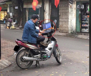 Chế giễu chú xe ôm đầu ngõ 'không biết gì', nhóm sinh viên choáng váng nhận bài học 'coi thường cao thủ và cái kết bị hack wifi cả phố'