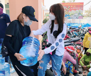 Hari Won mang 1610 bình nước ngọt xuống tận miền Tây để hỗ trợ bà con gặp hạn mặn