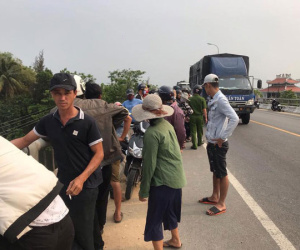 Nam thanh niên bỏ xe giữa cầu rồi đi nhậu, nhiều người tá hỏa lặn tìm vì tưởng tự tử