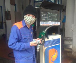 Vào trạm xăng mà lại quên mang ví, anh nhân viên cây xăng đưa ra đề nghị khiến khách hàng cảm động phải đăng đàn cảm ơn